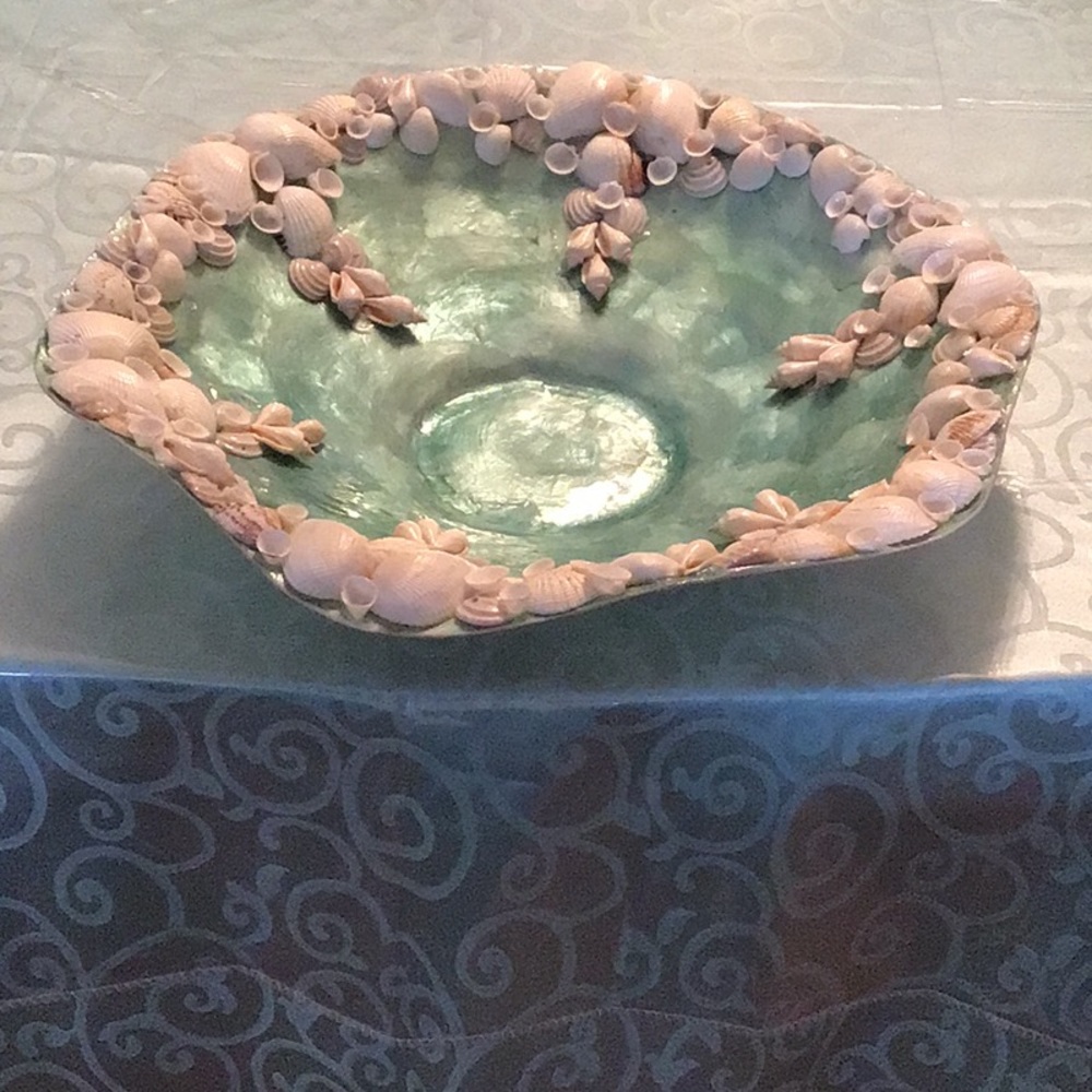 Ceramic accent bowl with seashells
